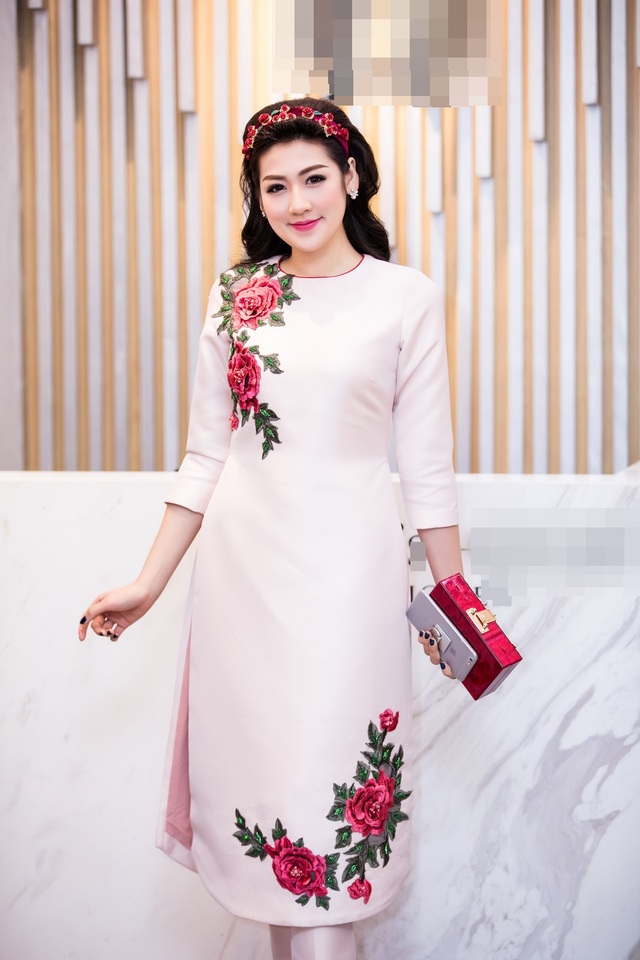Mẹ Á hậu Tú Anh trẻ trung, nổi bật không kém con gái - 2 Á hậu Dương Tú Anh.