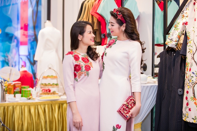 Mẹ Á hậu Tú Anh trẻ trung, nổi bật không kém con gái - 5 Hai mẹ con thân thiết như những người bạn.