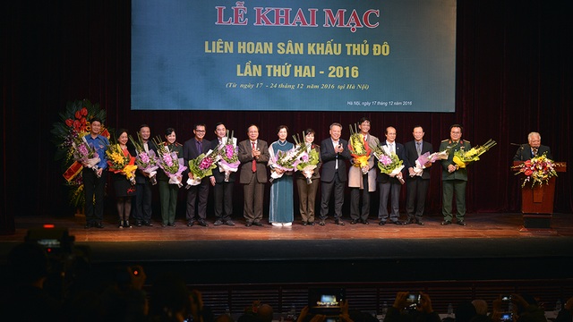 NSND Lê Tiến Thọ cùng ông Tô Văn Động tặng hoa đại diện các đơn vị nghệ thuật tham dự Liên hoan.