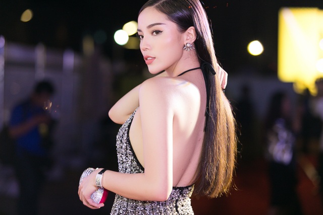 Kỳ Duyên đắn đo trở thành người mẫu chuyên nghiệp sau chuỗi thị phi - 1 Mỗi lần gặp ồn ào, tôi nhìn lại chính mình để rút ra những bài học về cuộc sống, Kỳ Duyên nói.