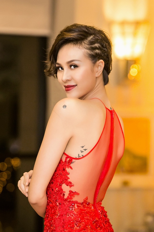 Phương Mai lộ hình xăm khi khoe vai trần cùng Mai Phương Thúy, Huyền My - 6 Người đẹp cũng để lộ khá nhiều hình xăm trên vai và lưng với thiết kế trong suốt nửa phía trên lưng. Hình xăm cũng thể hiện tính cách mạnh mẽ và dữ dội của Phương Mai.