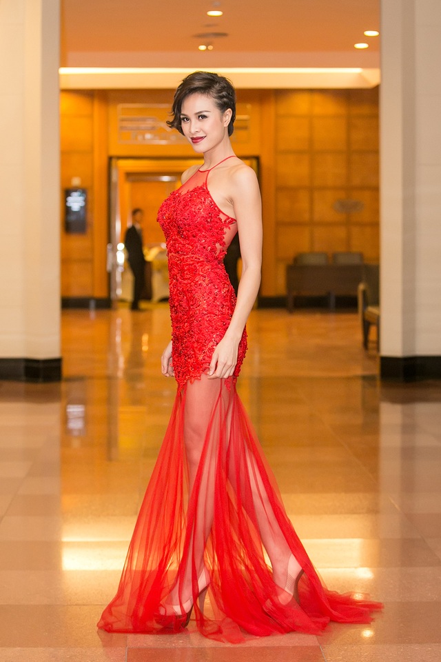 Phương Mai lộ hình xăm khi khoe vai trần cùng Mai Phương Thúy, Huyền My - 2 Từ sau vụ việc bị Cục nghệ thuật biểu diễn “tuýt còi” vì trang phục phản cảm, lộ toàn bộ vòng 1 dưới ánh đèn, Phương Mai đã tiết chế trong việc chọn lựa sự kiện để xuất hiện. Cá nhân Phương Mai khẳng định, cô rất có ý thức trong việc giữ gìn hình ảnh bản thân trong sự kiện, tuy nhiên qua sự cố đó, cô êkip đã rút kinh nghiệm từ bài học này và cẩn thận hơn.