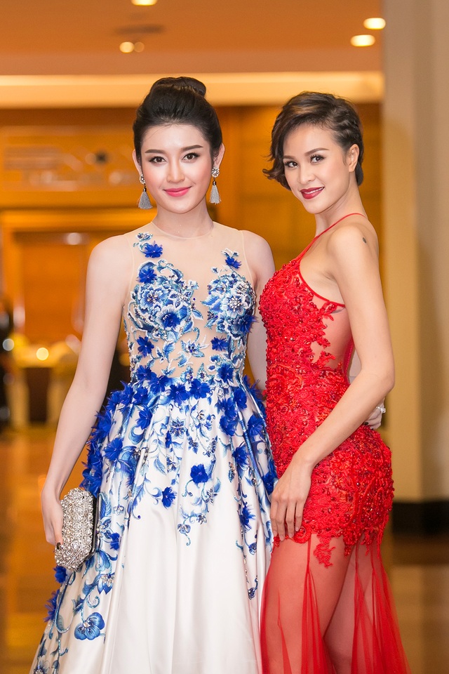 Phương Mai lộ hình xăm khi khoe vai trần cùng Mai Phương Thúy, Huyền My - 10 Người đẹp đọ sắc cùng Á hậu Huyền My. Huyền My chọn cho mình một thiết kế điệu đà, đắp hoa tinh tế tone màu trắng, xanh.