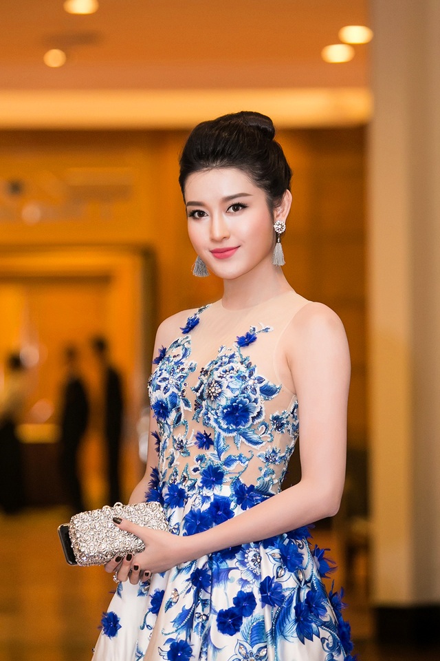 Phương Mai lộ hình xăm khi khoe vai trần cùng Mai Phương Thúy, Huyền My - 11 Á hậu được biết đến với việc không ngại chi mạnh tay cho hàng hiệu tiếp tục kết hợp váy áo cùng phụ kiện đắt tiền là bông tai và ví cầm tay sang trọng.
