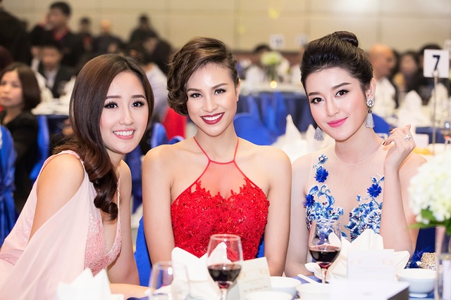 Phương Mai lộ hình xăm khi khoe vai trần cùng Mai Phương Thúy, Huyền My - 3 Mới đây cô xuất hiện bên Hoa hậu Mai Phương Thúy, Á hậu Huyền My trong một sự kiện.