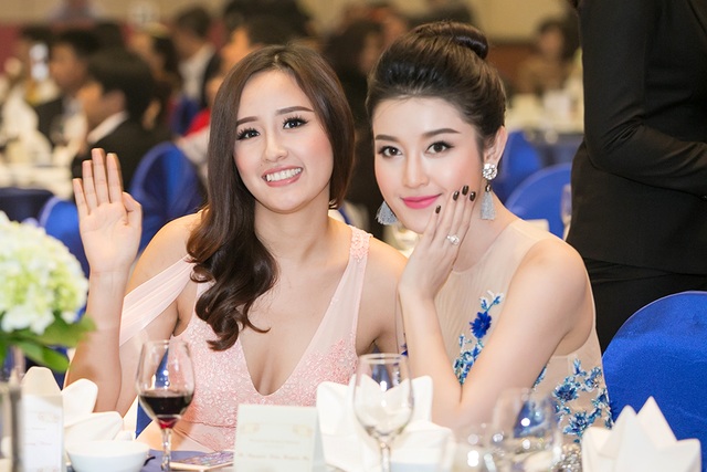 Phương Mai lộ hình xăm khi khoe vai trần cùng Mai Phương Thúy, Huyền My - 13 Là những gương mặt người đẹp được yêu thích, Hoa hậu Mai Phương Thúy và Á hậu Huyền My liên tục chạm mặt thời gian gần đây.