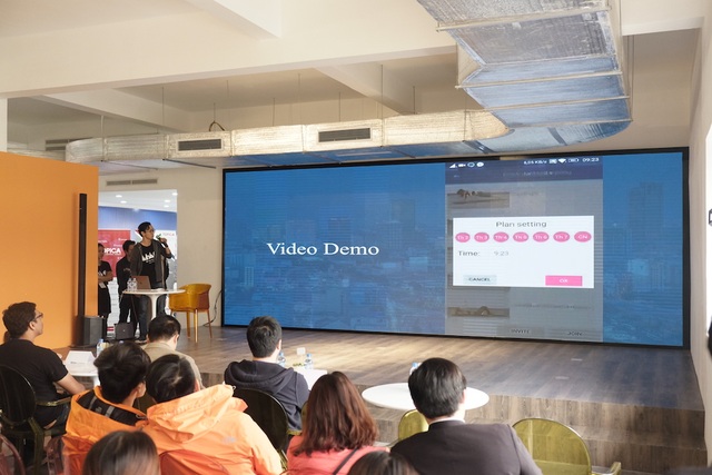Cựu SV ĐH Cambridge người Việt giành giải Nữ lập trình viên của Facebook - 1 Phần thuyết trình của các đội lọt vào chung kết.