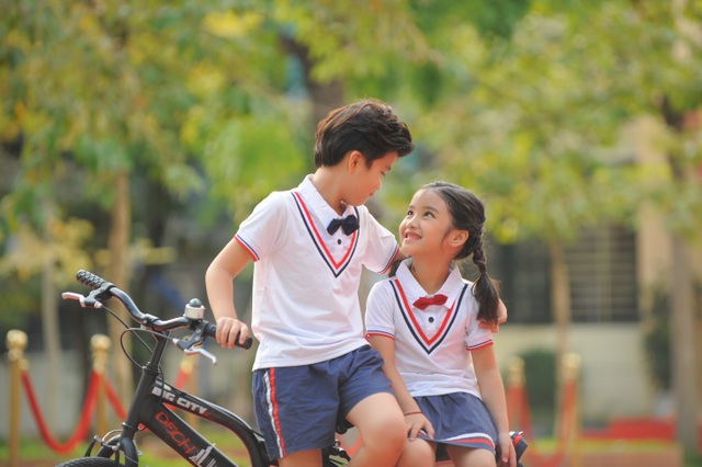 Cặp mẫu nhí đáng yêu trong bộ hình “ngàn like” chào mừng 20/11 - 10 Đôi bạn thân thiết thuở học trò