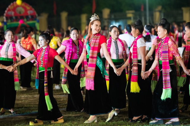 Hoa hậu Khánh Ngân, ca sĩ Dương Quốc Hưng tham gia carnival đường phố tại Mường Lò - 6 Hoa hậu Khánh Ngân trong vòng xòe đêm hội.