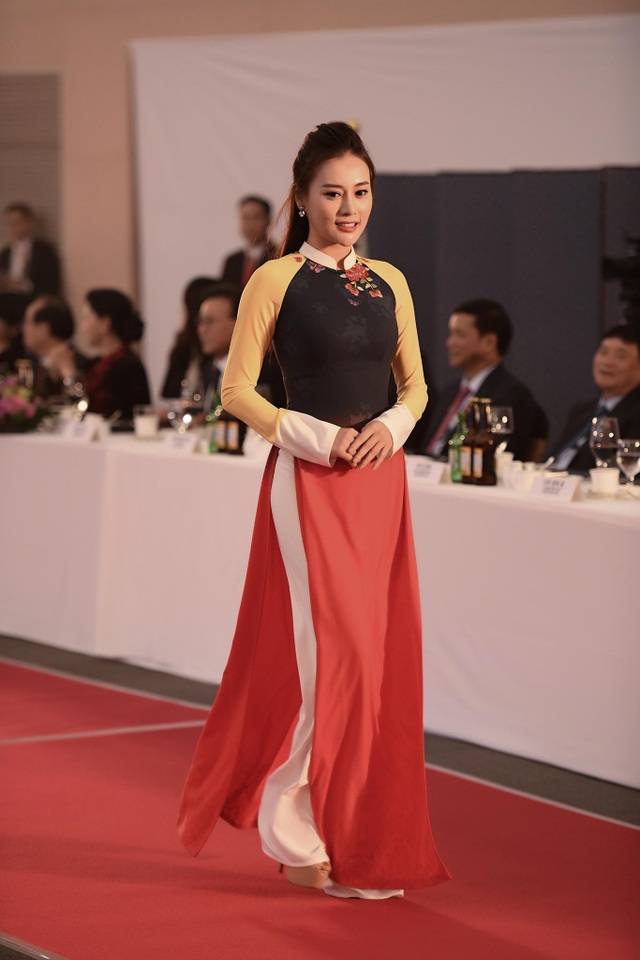 “Quỳnh Búp bê”, Á hậu Huyền My catwalk BST áo dài của NTK Đỗ Trịnh Hoài Nam - 4 Phương Oanh là người mẫu mở màn show diễn BST áo dài “Hàn Quốc” của NTK Đỗ Trịnh Hoài Nam trong chương trình giao lưu văn hoá Hữu nghị Việt - Hàn.