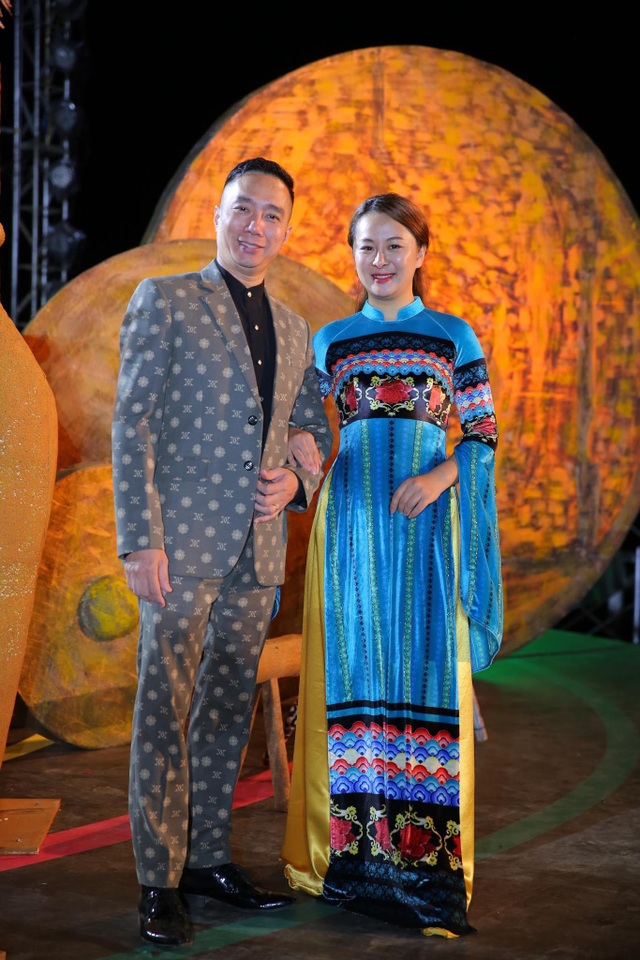 NTK Đỗ Trịnh Hoài Nam hội ngộ Hoa hậu Ngọc Hân, H’Hen Niê - Ảnh 4. NTK Đỗ Trịnh Hoài Nam hội ngộ Hoa hậu Ngọc Hân, H’Hen Niê - Ảnh 4.