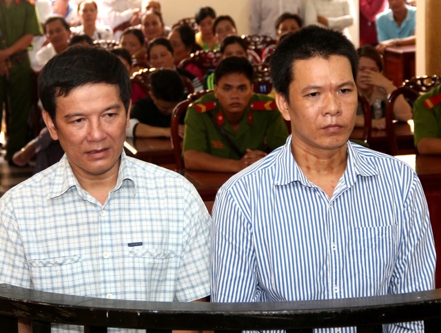 Đang chăm sóc vợ bên giường bệnh, bị 2 thanh niên đâm tử vong - 1 Hai đối tượng Nhiên và Bắc (từ trái qua) trước vành móng ngựa