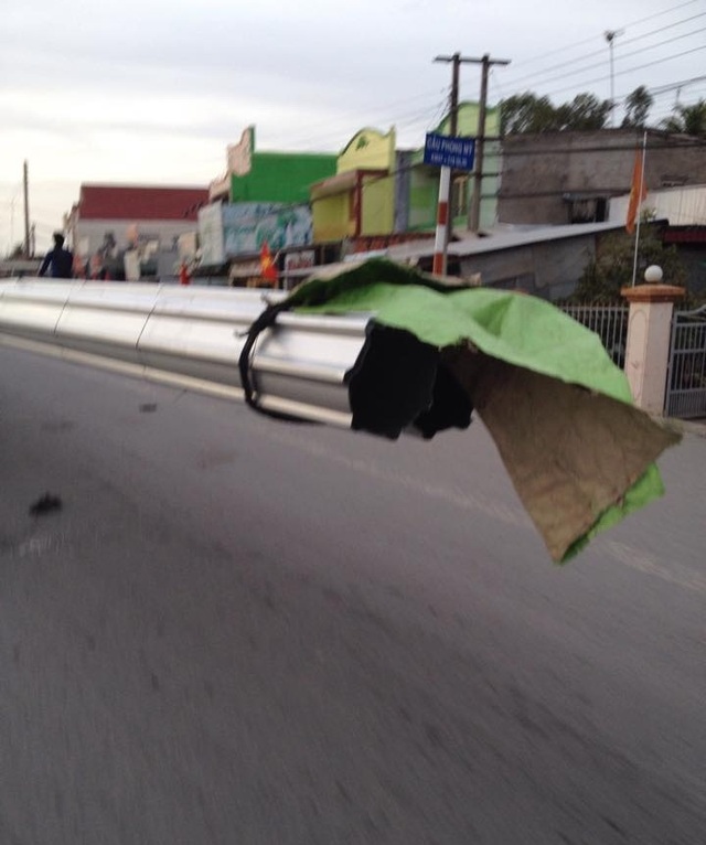 Đồng Tháp: Xe mô tô “siêu trường”… ẩn họa tai nạn khôn lường - 4 Cuối những tấm tol này chỉ buộc mấy tấm nilon cảnh báo thế này... Do vậy, nếu người chạy xe từ phía sau tới, thiếu quan sát là xảy ra tai nạn