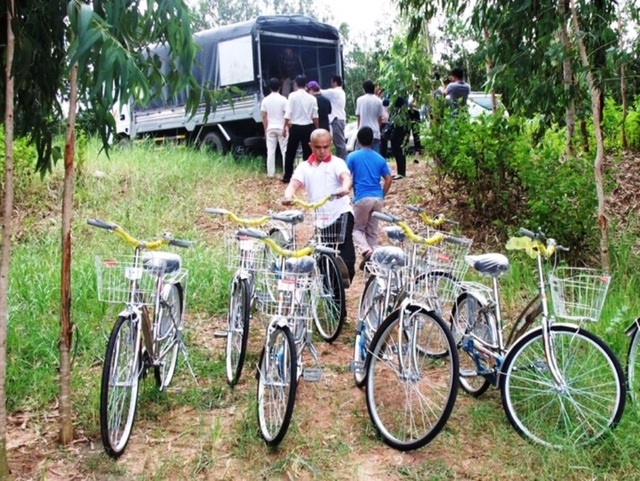 Học sinh rèn chữ trong “hộp tôn” đã có bàn ghế mới - 3 Đoàn rất vất vả trong việc vận chuyển quà, như: xe đạp, vở, gạo... cho các em học sinh.