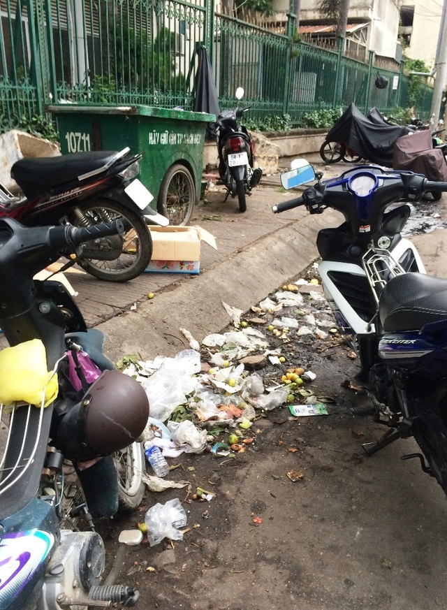 Rác… bủa vây bệnh viện Kiên Giang - 6 Một bãi rác được tập kết dưới lòng đường Kiều Công Thiện