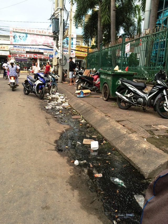 Rác… bủa vây bệnh viện Kiên Giang - 10 Nhiều người dân không chấp nhận được khi tuyến hành lang bệnh viện mà rác và nước thải đen ngòm thế này