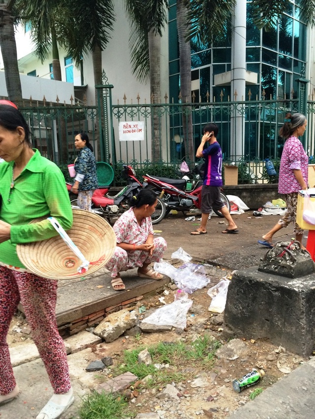 Rác… bủa vây bệnh viện Kiên Giang - 4 Số rác đang cư ngụ quanh cổng bệnh viện đa phần là do những người bán hàng rong để lại