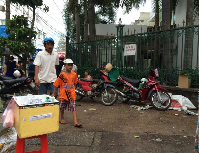 Rác… bủa vây bệnh viện Kiên Giang - 3 Hàng rong và bến xe ôm được tập kết ngay cổng rào bệnh viện