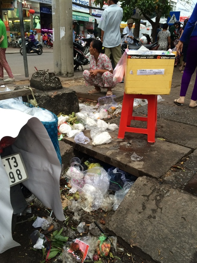 Rác… bủa vây bệnh viện Kiên Giang - 7 Miệng cống ăn đầy rác...