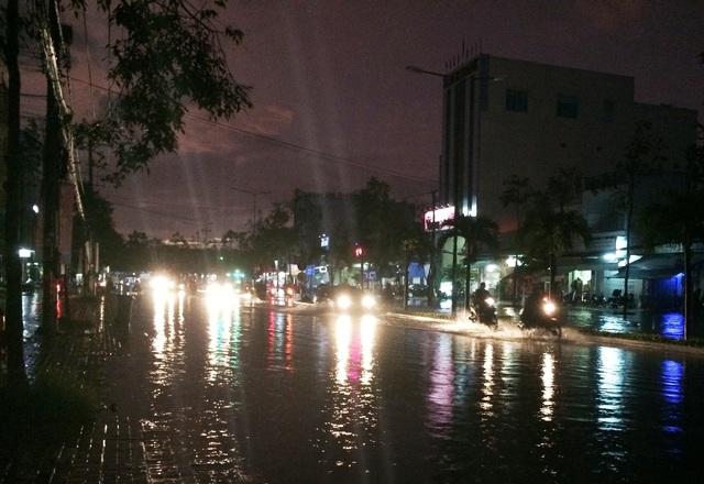 TP Cần Thơ ngập nặng sáng đầu tuần - 1 Rạng sáng 17/10 một cơn mưa lớn trút xuống thành phố Cần Thơ làm nhiều tuyến đường bị ngập sâu