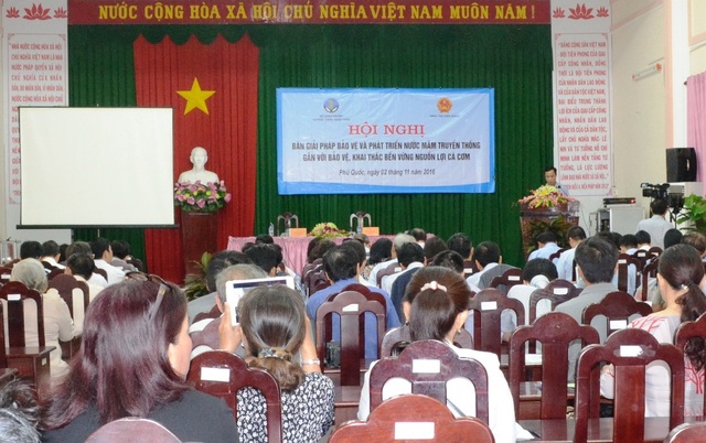 Phú Quốc chỉ cho phép tồn tại nước mắm sản xuất theo cách truyền thống - 1
Tại Hội nghị các đại biểu nêu ra nhiều vấn đề khó khăn của các cơ sở làm nước mắm truyền thống, do vậy Nhà nước cần siết chặt công tác quản lý và tạo điều kiện cho ngành này phát triển bền vững