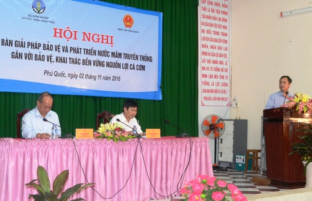 Đề nghị lập Bảo tàng nước mắm truyền thống - 1 Thứ trưởng Bộ NN-PTNT Vũ Văn Tám còn kêu gọi các doanh nghiệp sản xuất nước mắm truyền thống nên đoàn kết lại để thành lập liên hiệp các hội nước mắm hoặc Hiệp hội nước mắm Quốc gia