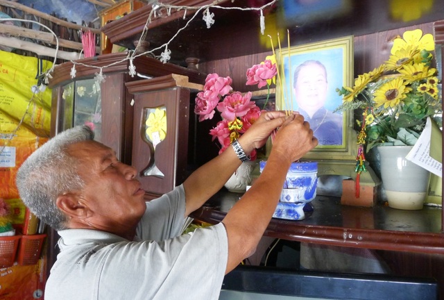 Kiên Giang: Đất con nuôi có sổ đỏ, cha nuôi ngang nhiên chiếm hết - 4 Ông Nhân cho rằng, cha ông đã nghe lời người ngoài và có ai đó hậu thuẫn nên mới ngang ngược chiếm đất, chiếm tràm của ông như vậy