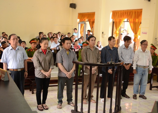 Ông Nguyễn Hùng Linh (đứng thứ 3 từ phải sang) bị kết án 13 năm tù