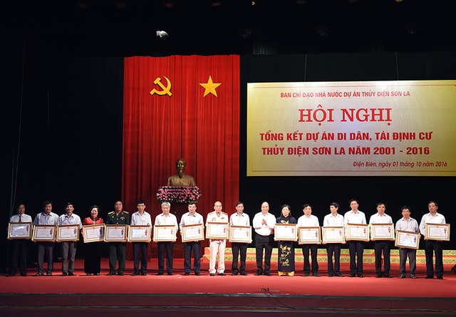 Thủ tướng: Có thật người dân tái định cư thu nhập tăng gấp 4 lần? - 2 Thủ tướng trao huân chương lao động hạng ba cho các cá nhân có đóng góp cho dự án.
