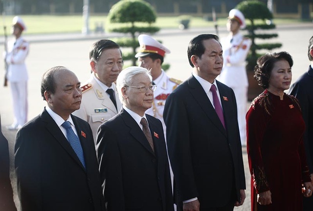 Chủ tịch Quốc hội kêu gọi cả nước ủng hộ đồng bào miền Trung - 2 Tổng Bí thư, Chủ tịch nước, Chủ tịch Quốc hội, Thủ tướng Chính phủ và các đại biểu Quốc hội vào lăng viếng Bác Hồ trước khi khai mạc kỳ họp (ảnh: Việt Hưng).