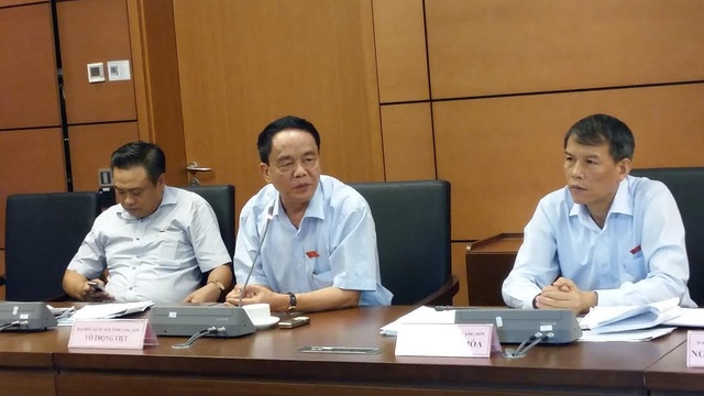 Vụ Trịnh Xuân Thanh làm lòi rõ chuyện “sổ đen”, “sổ đỏ” - 1
Chủ nhiệm UB Quốc phòng - An Ninh Võ Trọng Việt (giữa) phát biểu tại phiên thảo luận tổ.