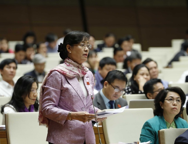 Bộ trưởng Tài chính, lãnh đạo TPHCM tranh luận chuyện “gà đẻ trứng vàng” - 1 Đại biểu Nguyễn Thị Quyết Tâm nhiều lần tranh luận lại với Bộ trưởng Tài chính (ảnh: N.T).
