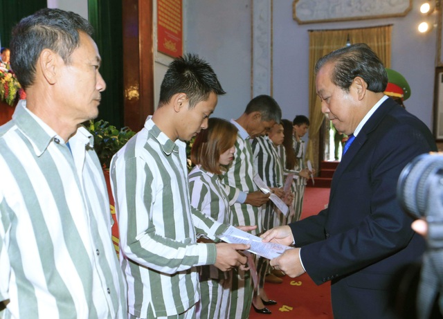 Phó Thủ tướng trao quyết định đặc xá cho 6 phạm nhân người nước ngoài - 1 Phó Thủ tướng Trương Hoà Bình trao quyết định đặc xá cho các phạm nhân được tha tù tại trại giam Phú Sơn 4 dịp này (ảnh: VGP).