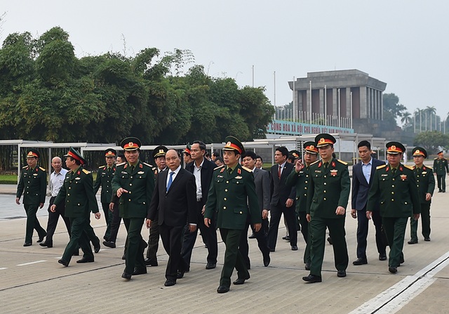 Thủ tướng kiểm tra việc tu bổ Lăng Bác trước ngày mở cửa lại - 1 Thủ tướng kiểm tra công tác tu bổ định kỳ Lăng Bác.