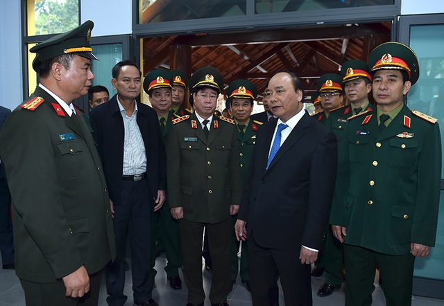 Thủ tướng kiểm tra việc tu bổ Lăng Bác trước ngày mở cửa lại - 2 Thủ tướng làm việc với lãnh đạo, cán bộ Ban Quản lý Lăng.
