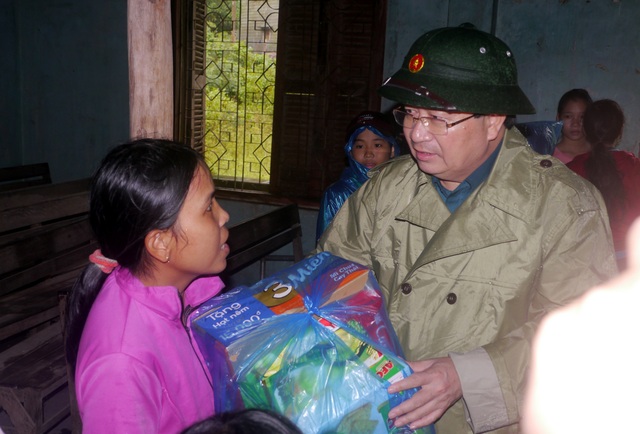 Xuất cấp lương khô cứu dân vùng lũ vì nước sôi để "úp mì" cũng khó có - 4 Phó Thủ tướng Trịnh Đình Dũng trao hàng cứu trợ với nhiều khu vực dân cư đang chìm trong nước lũ.