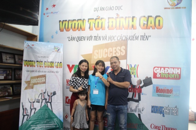 Để con trẻ làm quen với tiền với tâm thức “vươn tới đỉnh cao” - 1 Nhiều phụ huynh, gia đình đưa con đến tham dự chương trình từ sáng sớm 19/6.