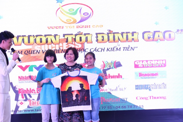 “Vươn tới đỉnh cao” – Trang bị cho con tư duy về tiền bạc - 3 Không dừng lại ở đó, trải nghiệm thực sự để lại dấu ấn trong tâm trí các em học sinh cũng như các bậc phụ huynh trong chương trình này chính là đêm Gala “VƯƠN TỚI ĐỈNH CAO” ngày 23/06/2018 với nhiều cung bậc cảm xúc khác nhau.