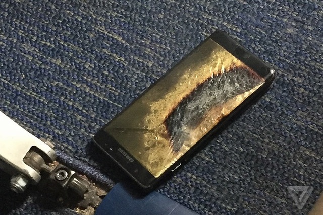 Samsung Vina chưa dừng đổi trả Galaxy Note7 - 1
Chiếc Galaxy Note7 an toàn đã phát nổ trên một chuyến bay tại Mỹ sáng 5/10 khiến hành khách phải sơ tán khẩn cấp.