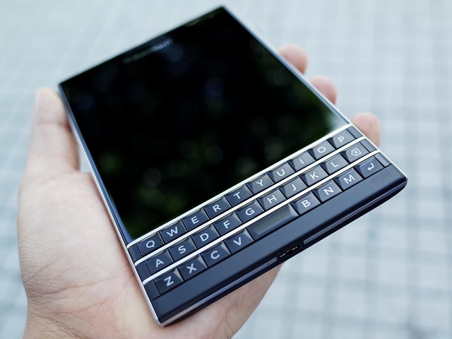 Blackberry Passport chính hãng bất ngờ giảm giá mạnh - 2 Blackberry Passport phiên bản Qwerty