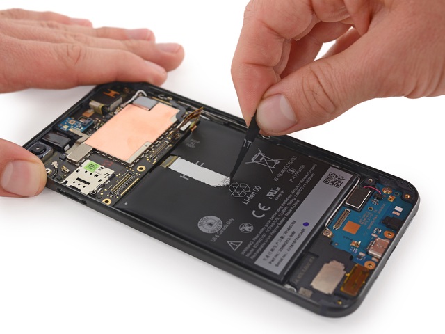 Tháo và khám phá nội thất của Google Pixel - 12
Pin do HTC cung cấp. Thỏi pin này có thiết kế khá lạ, để tháo rời, người dùng cần làm theo đường chỉ dẫn được hiển thị sẵn trên thân pin và chỉ cần kéo nó ra có thể mở được viên pin