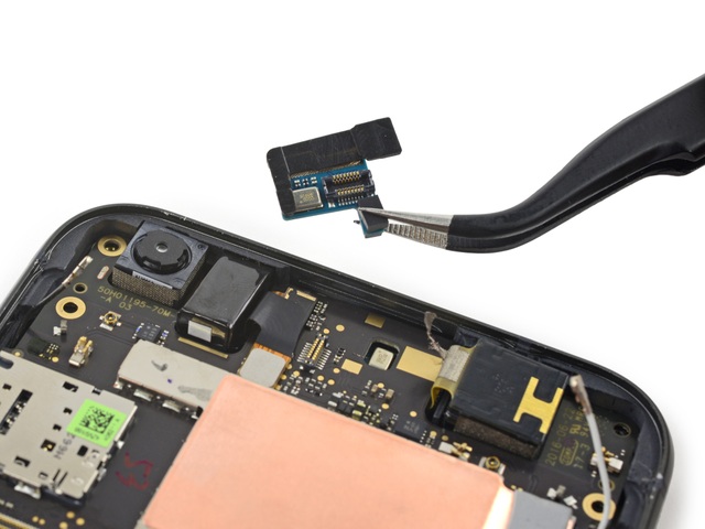 Tháo và khám phá nội thất của Google Pixel - 15
Các linh kiện của máy với thiết kế mô-đun. Đây là một bảng kết nối với một đèn LED trạng thái, một cảm biến ánh sáng môi trường xung quanh và một microphone