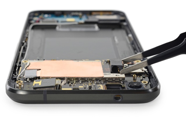 Tháo và khám phá nội thất của Google Pixel - 16 Mô-đun tiếp là cổng tai nghe 3.5 mm
