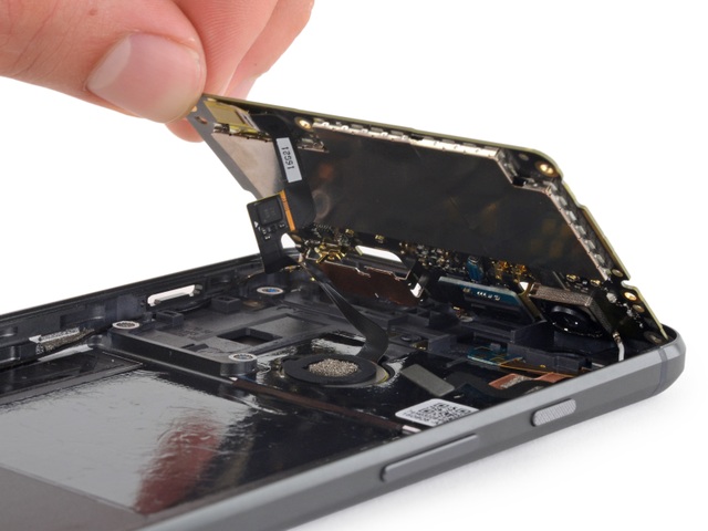 Tháo và khám phá nội thất của Google Pixel - 18 Tháo nguyên bảng mạch trên