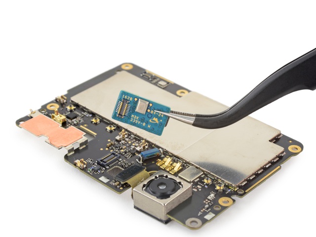 Tháo và khám phá nội thất của Google Pixel - 19 Đây là một bảng mạch nhỏ với micro và máy đo khoảng cách cho phép tự động lấy nét laser của XL