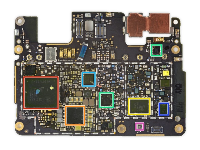 Tháo và khám phá nội thất của Google Pixel - 25 Mặt sau với ổ cứng lưu trữ 32 GB của Samsung cùng các chip khuếch đại công suất, cảm biến áp suất không khí-Series và chip âm thanh...