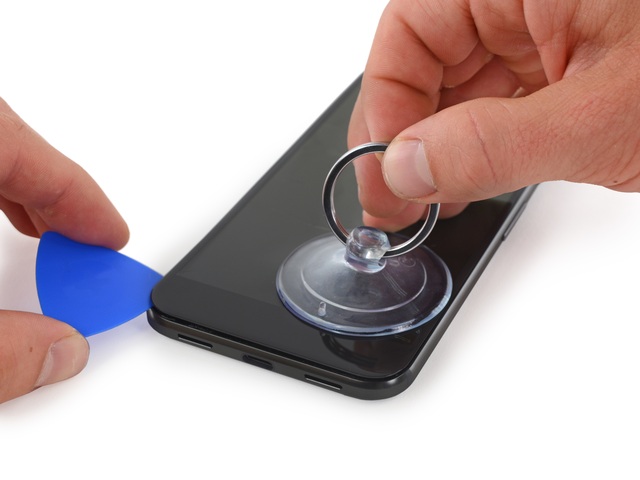 Tháo và khám phá nội thất của Google Pixel - 5
Cách tháo mở cũng tương tự iPhone và phải dùng một thiết bị hít màn hình ra