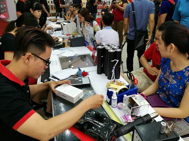 Ngày đầu mở bán iPhone 7 chính hãng: "sốt" iPhone 7 Plus - 1
Nhiều khách hàng đến nhận máy tại một nhà bán lẻ ở TPHCM