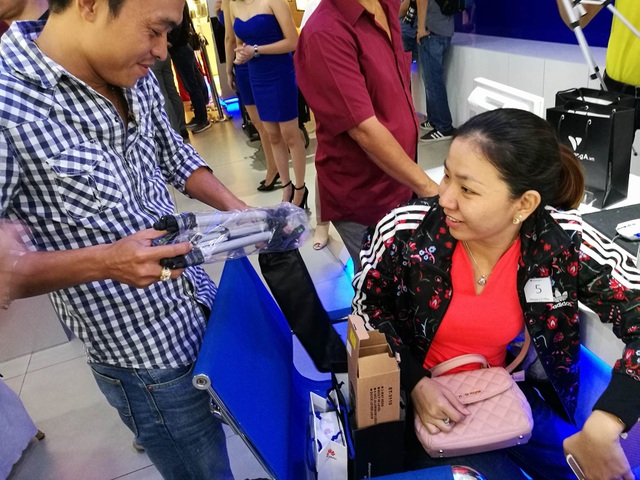 Ngày đầu mở bán iPhone 7 chính hãng: "sốt" iPhone 7 Plus - 2 Khách hàng mua máy xem các sản phẩm được tặng kèm