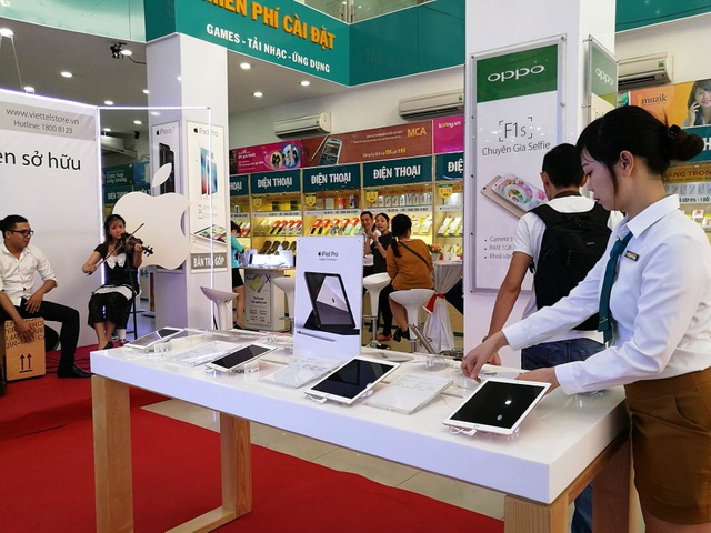 Ngày đầu mở bán iPhone 7 chính hãng: "sốt" iPhone 7 Plus - 4
Viettel Store cũng mở bán iPhone 7 sáng 11/11